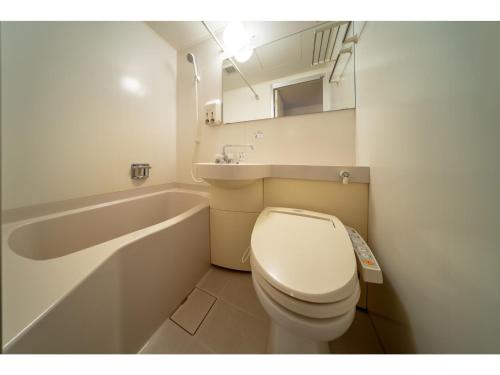 La salle de bains est pourvue de toilettes, d'un lavabo et d'une baignoire. dans l'établissement Green Hotel Omagari - Vacation STAY 19285v, à Daisen