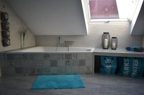 een keuken met een wastafel en een blauw tapijt bij Ferienwohnung 360° in Himmelkron