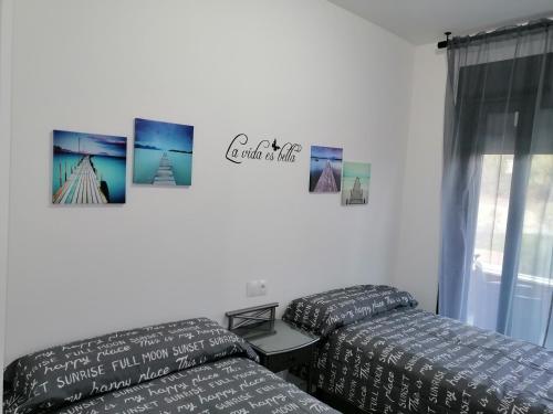 Apartamento MyR في بيناخارافي: غرفة بسرير وطاولة ونافذة