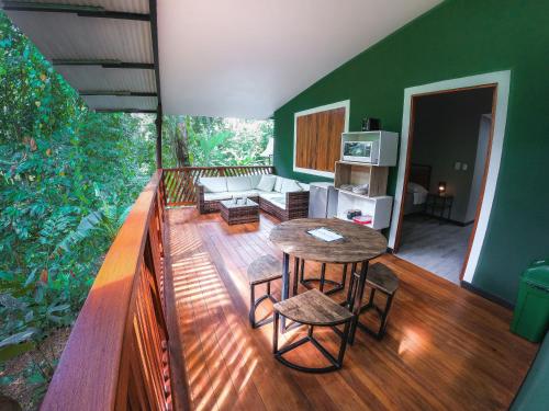 Balcony o terrace sa The Green Jungle & Tree House Caribe