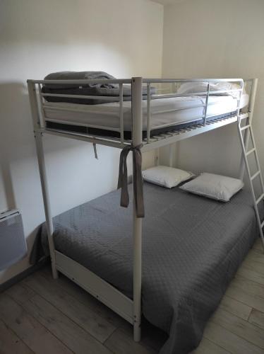 Ce lit superposé se trouve dans un dortoir doté de lits superposés. dans l'établissement Appartement T2 en bord de mer - Les Capounades, à Narbonne-Plage
