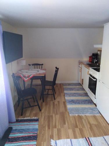 uma cozinha e sala de jantar com mesa e cadeiras em Persbacken i naturnära Ockelbo med fiske o Kungsberget när inpå,,, em Ockelbo