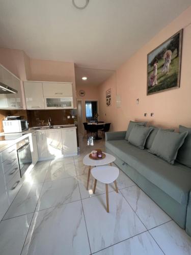 uma sala de estar com um sofá e uma mesa em Apartment Garden em Split