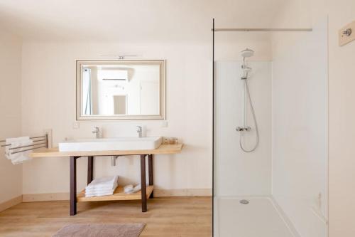 une salle de bain avec un lavabo et un miroir dans l'établissement La maison de Gaston au cœur du Luberon, à Villars