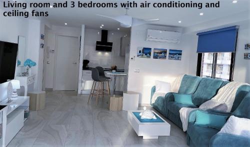 sala de estar y dormitorios con aire acondicionado y ventiladores de techo.  en My Sweet Santorini, en Benidorm