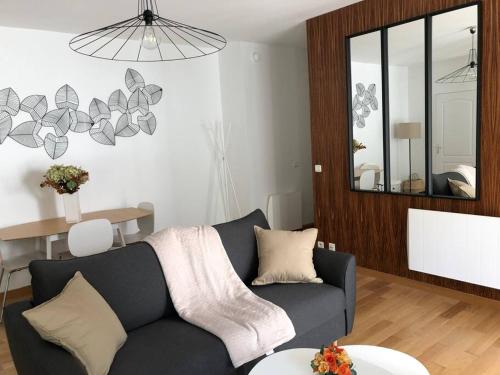 un salon avec un canapé et une table dans l'établissement Ideal flat Val d'Europe Disneyland with Parking, à Serris