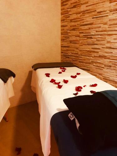 a bedroom with a bed with red roses on it at Hotel Villa Murano in San Cristóbal de Las Casas