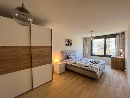 เตียงในห้องที่ Lavish 4.5 rooms furnished apartment @Glattbrugg