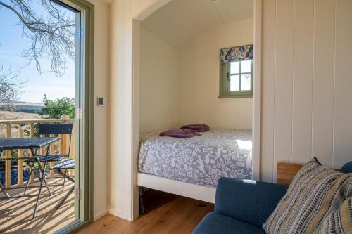 Postel nebo postele na pokoji v ubytování Scalderskew Shepherds Hut