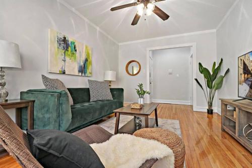 sala de estar con sofá verde y ventilador de techo en 1BR Beautifully Furnished Apt with King-sized Bed - Marshfield W2, en Chicago