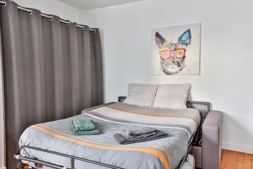 - une chambre avec un lit et un rideau gris dans l'établissement LE COCON #Centre ville #100m de la Charente, à Cognac