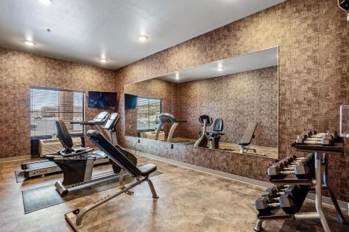 Fitness centrum a/nebo fitness zařízení v ubytování Cobblestone Hotel & Suites - Little Chute