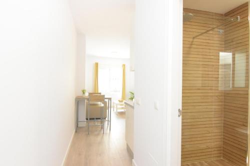 een hal met een keuken en een tafel in een kamer bij Apartamento recién reformado en el centro de Nerja in Nerja