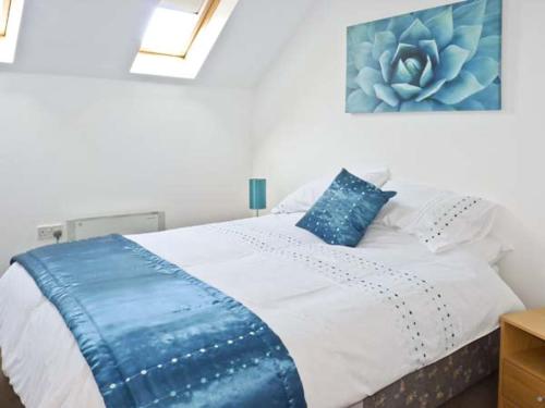um quarto com uma cama grande e uma almofada azul em Sunnyvale em Bugle