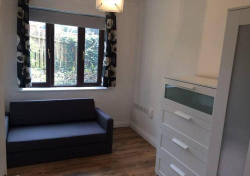een woonkamer met een bank en een raam bij 6 Bedroom House For Corporate Stays in Kettering in Kettering