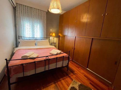 ein kleines Schlafzimmer mit einem Bett und einem Fenster in der Unterkunft My House in Thessaloniki