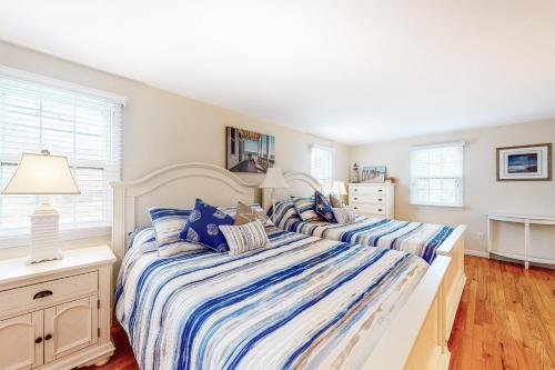 - une chambre avec 2 lits avec des draps bleus et blancs dans l'établissement Sea Star, à Harwich