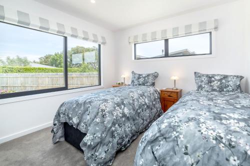 - une chambre avec 2 lits et une fenêtre dans l'établissement Relax on the Deck, à Martinborough