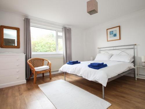 Una cama o camas en una habitación de Tregiffian Vean