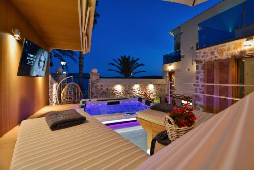 una villa con piscina di notte di Villasonboard Ermioni Rock Villa jacuzzi seaside & boat dock a Ermioni