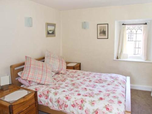 sypialnia z łóżkiem i oknem w obiekcie 73 Ravensdale Cottages w mieście Millers Dale