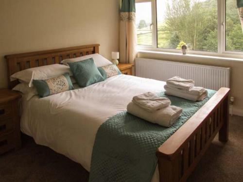 Un pat sau paturi într-o cameră la Cwmgilla Farm