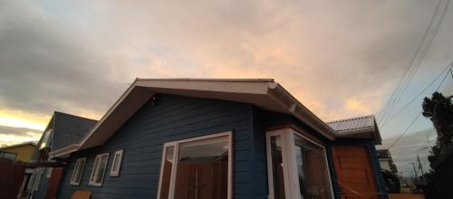 a house with an awning on top of it at Casa del Kayak in Punta Arenas