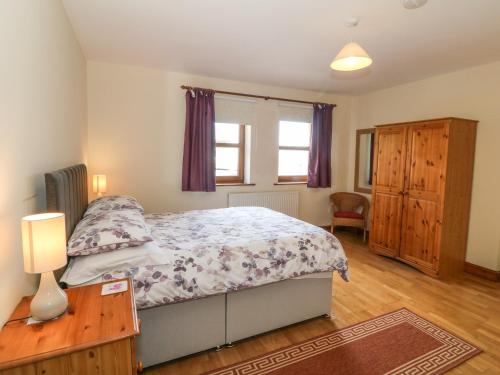 Un pat sau paturi într-o cameră la Bwthyn Clyd