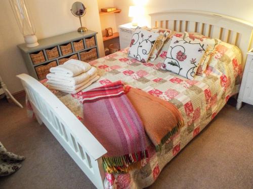 En eller flere senge i et værelse på Lothlorien Cottage