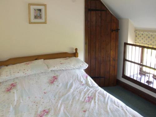 FlashにあるDownsdale Cottageのベッドルーム1室(ベッド1台付)、窓、ドアが備わります。