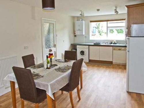 uma cozinha e sala de jantar com mesa e cadeiras em Matlock Green em Matlock
