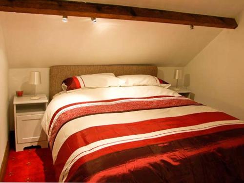 ハルトホイッスルにあるThe Old Draperyのベッドルーム1室(ベッド1台、赤と白の毛布付)