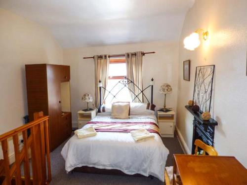 Un dormitorio con una cama grande y una ventana en Gable View en Drigg