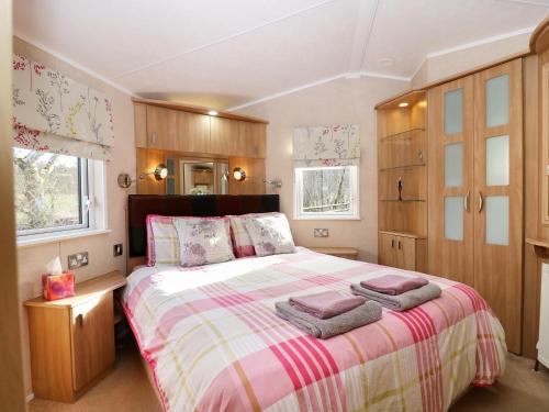 A bed or beds in a room at The Four Oaks Chalet