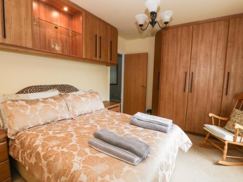 um quarto com uma cama com toalhas em Hunters Moon Annexe em Fulford