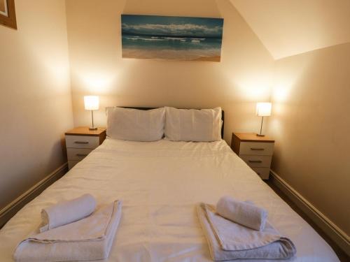 ReightonにあるBay Dreamのベッドルーム(白い大型ベッド、ランプ2つ付)