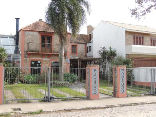 a gate in front of a house at Pousada Raio de Sol in Jaguarão