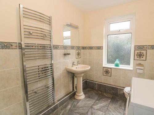 Phòng tắm tại Ffynnonlwyd Cottage