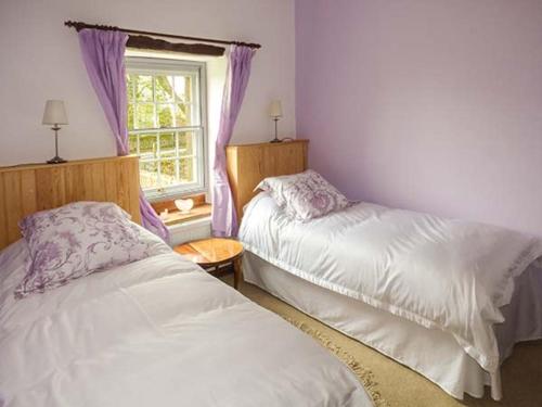 a bedroom with two beds and a window at Wenning Bank in Clapham