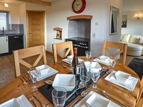 - une table à manger avec une bouteille de vin dans l'établissement Cwmcelyn, à Nantmel