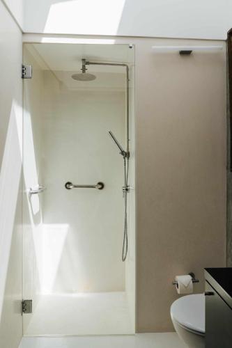 a bathroom with a shower with a glass door at FOZ DO NEIVA 17 - Estadia de luxo em Foz do Neiva, Esposende, Portugal in Moldes