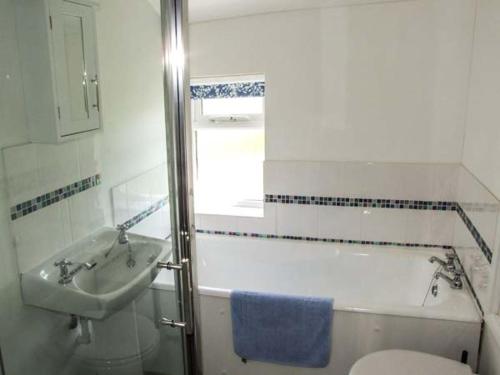 W łazience znajduje się umywalka, toaleta i prysznic. w obiekcie Cotswold View w mieście Shottery
