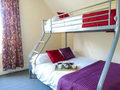 ein Schlafzimmer mit einem Etagenbett mit einem Teller darauf in der Unterkunft Seagull's Rest in Ramsgate
