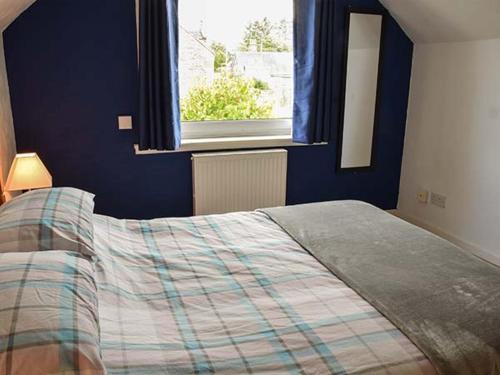 a bedroom with a bed and a window at Cottage Fia in Jamestown