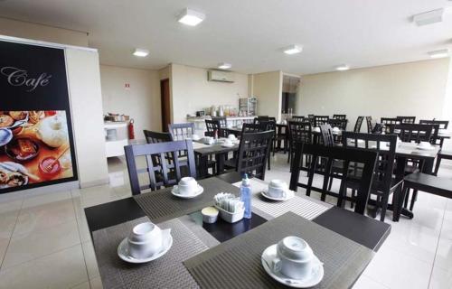 Un comedor con mesas y sillas en un restaurante. en Amazon Xingu Hotel, en Altamira