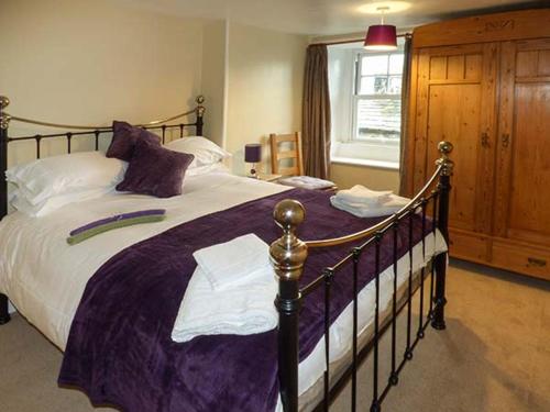 GunnersideにあるHillwaysのベッドルーム(紫の毛布を使用した大型ベッド1台付)