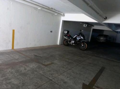 un garage avec une moto garée à l'intérieur dans l'établissement Espacio GINEBRA, à Temuco