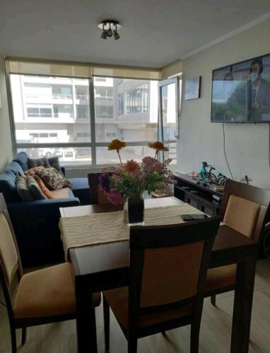 sala de estar con mesa y sofá en Espacio GINEBRA, en Temuco