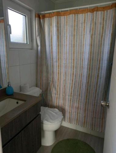 La salle de bains est pourvue de toilettes, d'un lavabo et d'une fenêtre. dans l'établissement Espacio GINEBRA, à Temuco