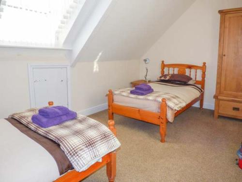 a bedroom with two twin beds in a room at Mayfield Manor in Whitby